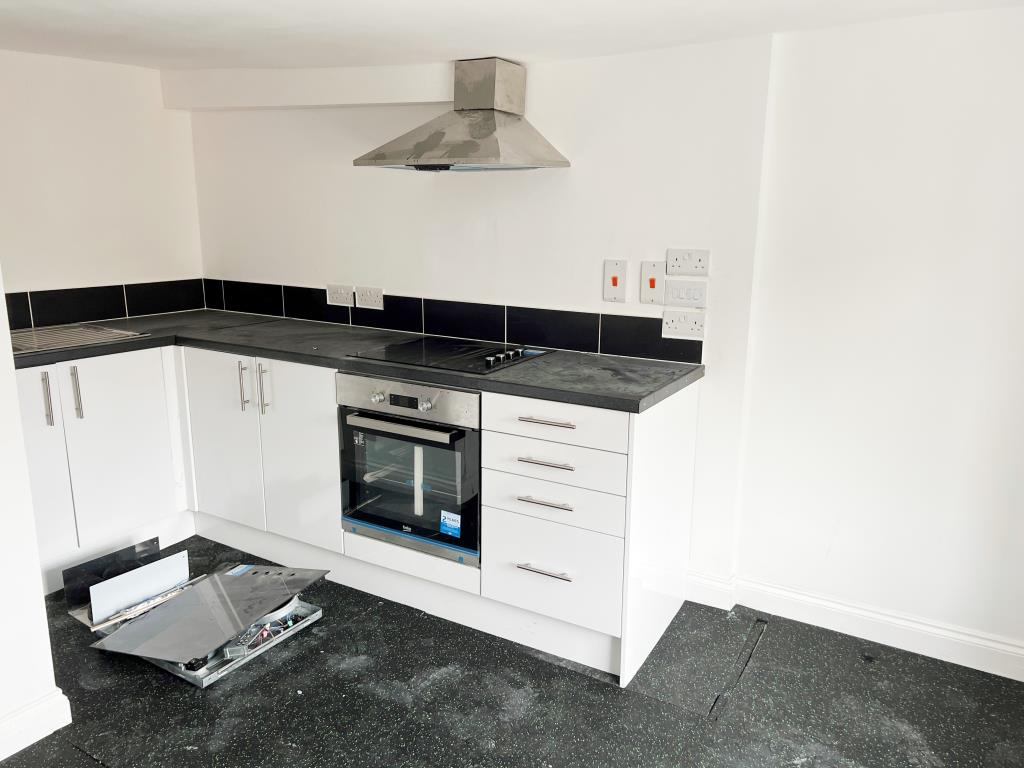 Lot: 42 - FREEHOLD INVESTMENT - FOUR, TWO-BEDROOM AND ONE, ONE-BEDROOM APARTMENTS -